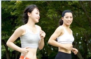 桥边女人吃瓜,揭秘夏日街头风情