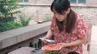 桥边女人吃瓜,揭秘夏日街头风情