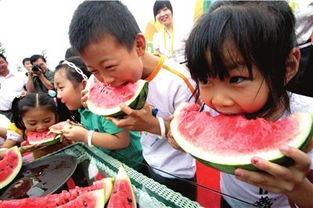 儿童比赛吃瓜,儿童趣味比赛欢乐多