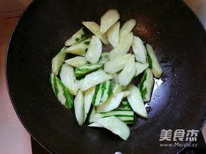 鸡爪子吃瓜,趣味横生的夏日美食故事