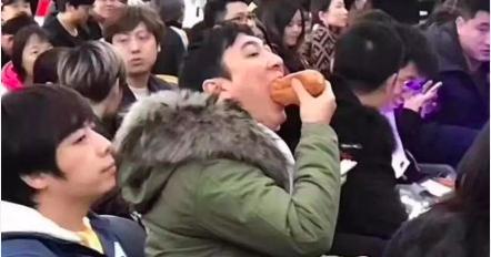 阿柒吃瓜名场面,揭秘娱乐圈幕后风云