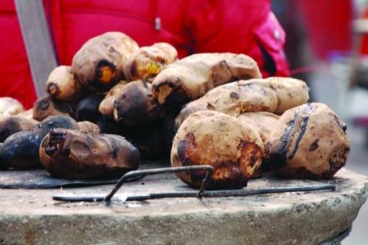 烤地瓜吃瓜,吃瓜乐趣无限