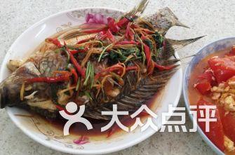 广州沿江吃瓜,夏日吃瓜时光的悠闲漫步