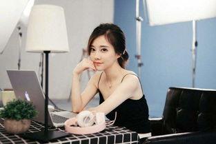 小姐姐美颜吃瓜,小姐姐们的颜值与趣味碰撞